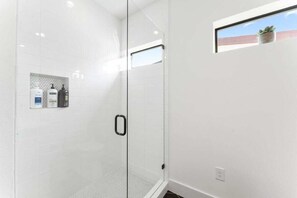 Douche, sèche-cheveux, serviettes fournies, shampoing