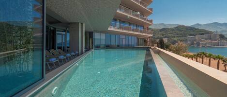 Una piscina al aire libre de temporada