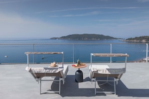Deluxe Penthouse, 3 Bedrooms, Sea View | Terrace/patio