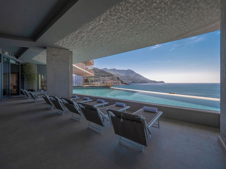 En säsongsöppen utomhuspool