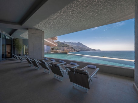 Una piscina al aire libre de temporada. Sea Star Budva