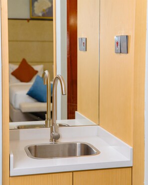 Shower, rainfall showerhead, hair dryer, slippers - Best Western Dodoma City Hotel (Dodoma)