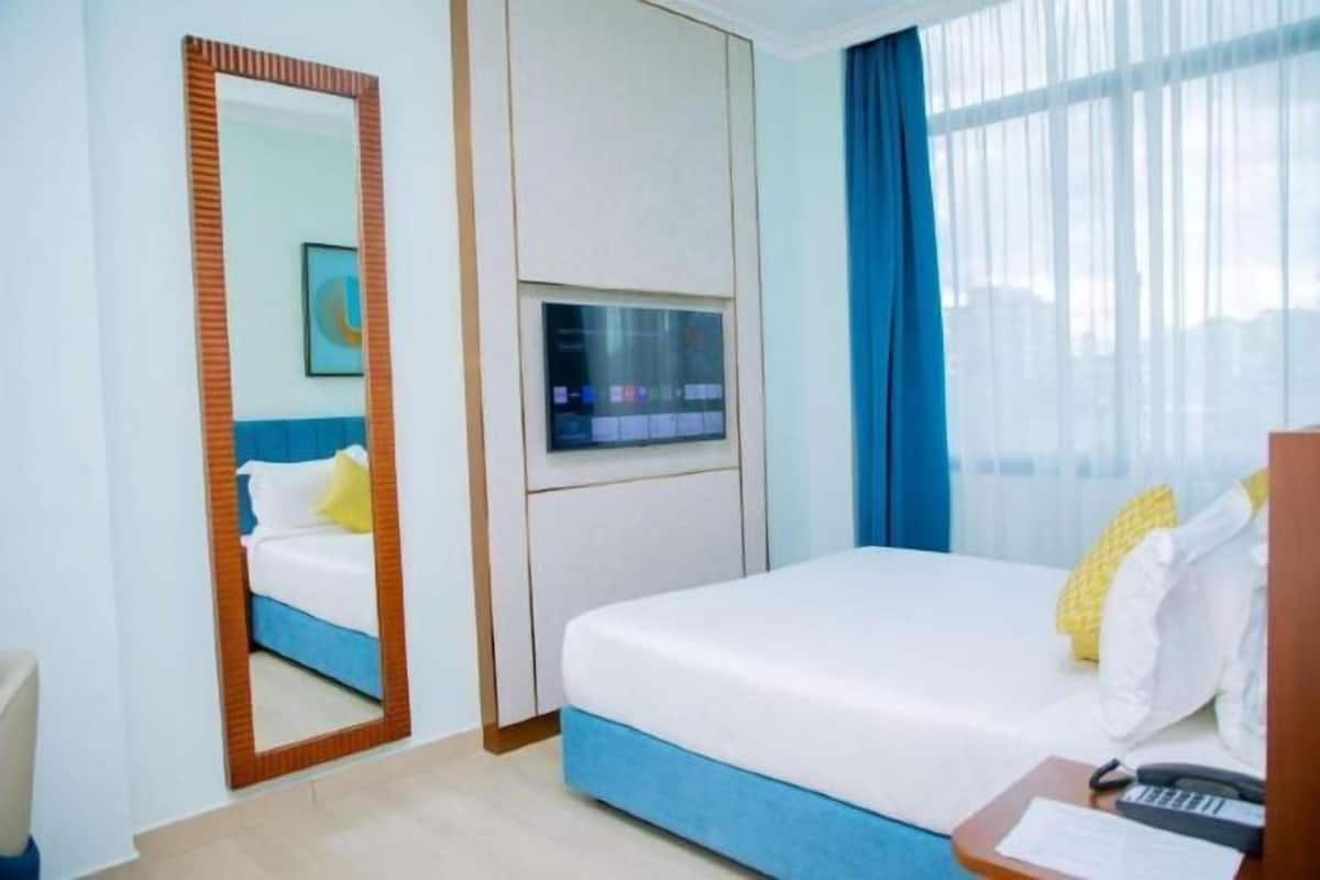 客房內保險箱、書桌、隔音、熨斗/熨衣板