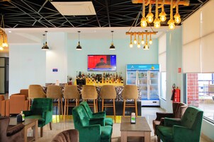3 restaurantes, se sirve almuerzo 