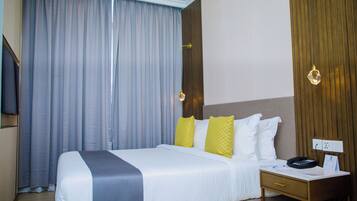 Suíte júnior, 1 cama Queen, para não fumantes | Cofres nos quartos, escrivaninha, quartos à prova de som