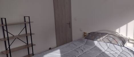 3 Schlafzimmer, Schreibtisch, Bügeleisen/Bügelbrett, Reisekinderbett