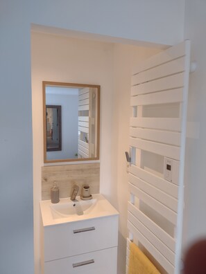 Shower, hair dryer, soap, shampoo - Superbe Appartement à 900 m D'altitude (La Bresse)