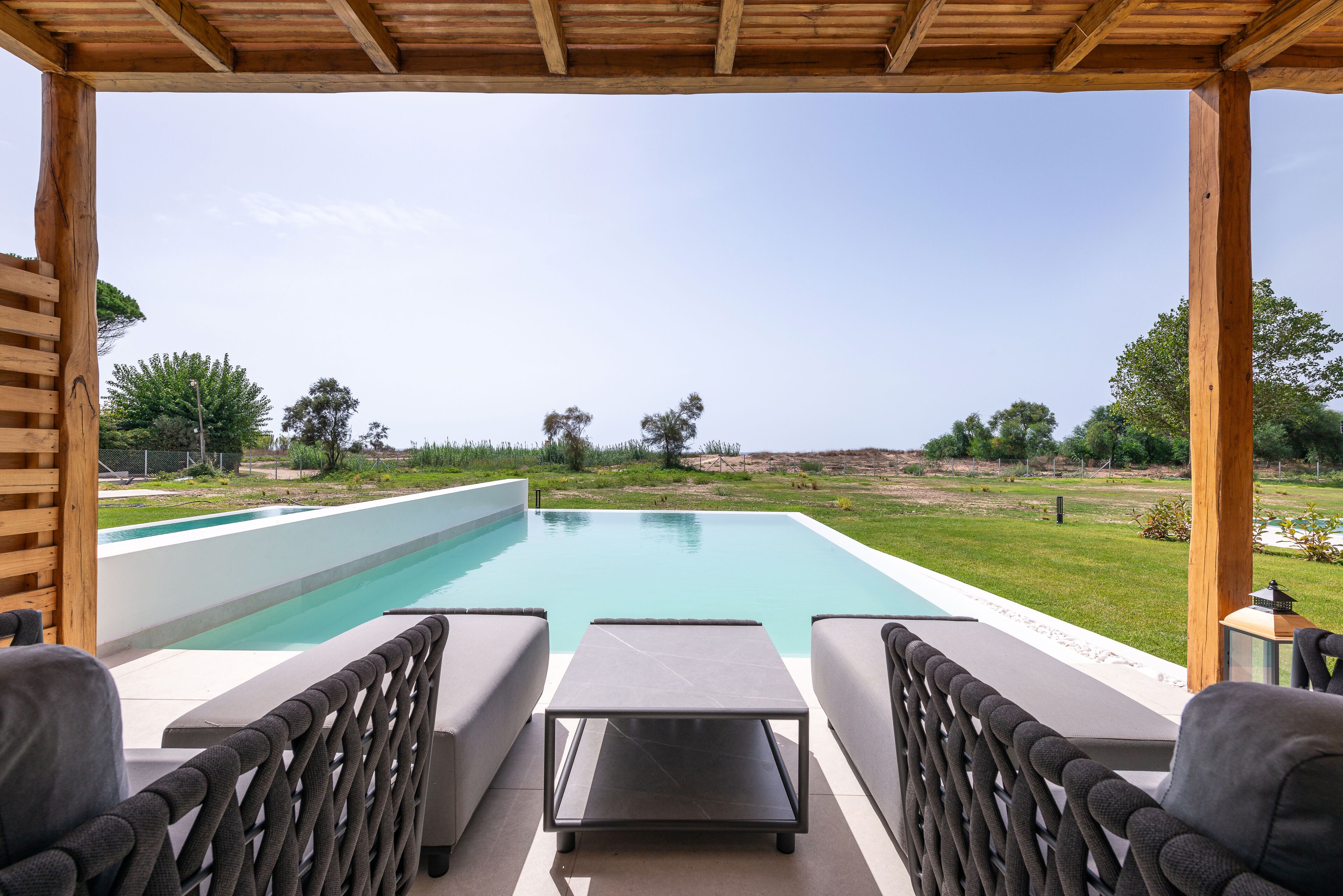 Una piscina al aire libre de temporada, camas de piscina gratis