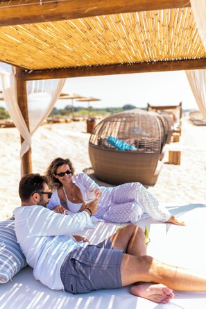Plage, chaises longues, parasols, serviettes de plage