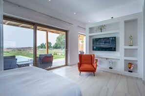 Suite Grand, bañera de hidromasaje, vistas al mar | Sábanas de algodón egipcio y ropa de cama de alta calidad