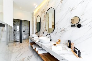 Separate tub and shower, rainfall showerhead, eco-friendly toiletries - Grand Elis Hotel  (Ilida)