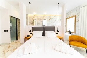 Egyptian cotton sheets, premium bedding, pillow-top beds, in-room safe - Grand Elis Hotel  (Ilida)