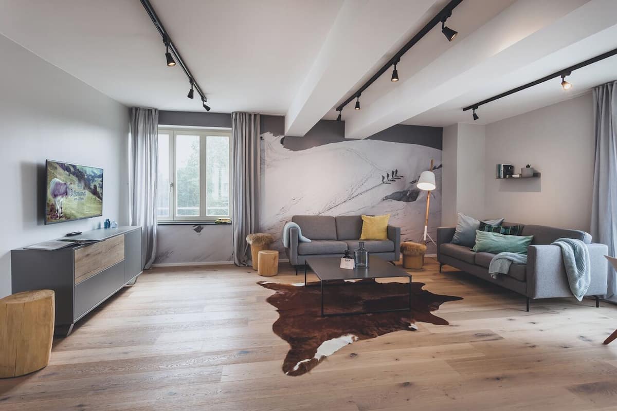 Flat-screen TV, heated floors