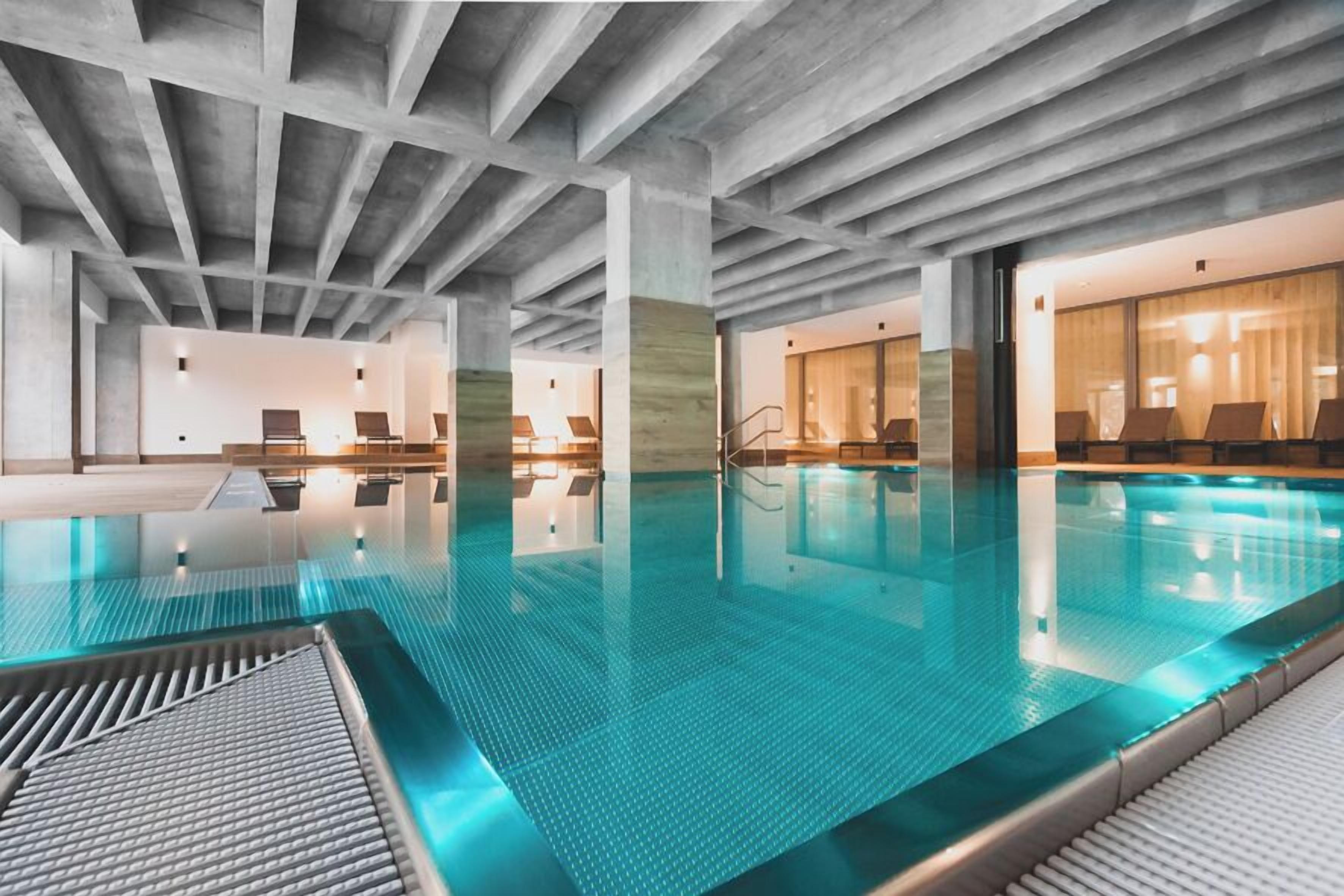 Innendørsbasseng og utendørsbasseng