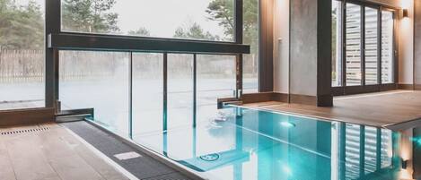 Innendørsbasseng og utendørsbasseng