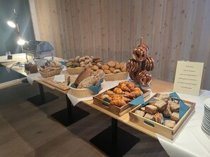 Daily buffet breakfast for a fee - Mariandl am Meer (Binz)