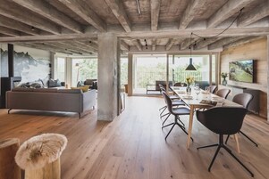 Chalet presidencial (add. final cleaning fee 190€) | Zona de estar | Una televisión de pantalla plana, suelo radiante