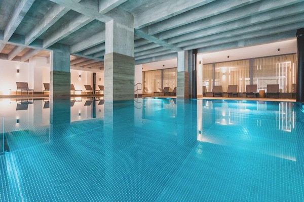 Inomhuspool och utomhuspool