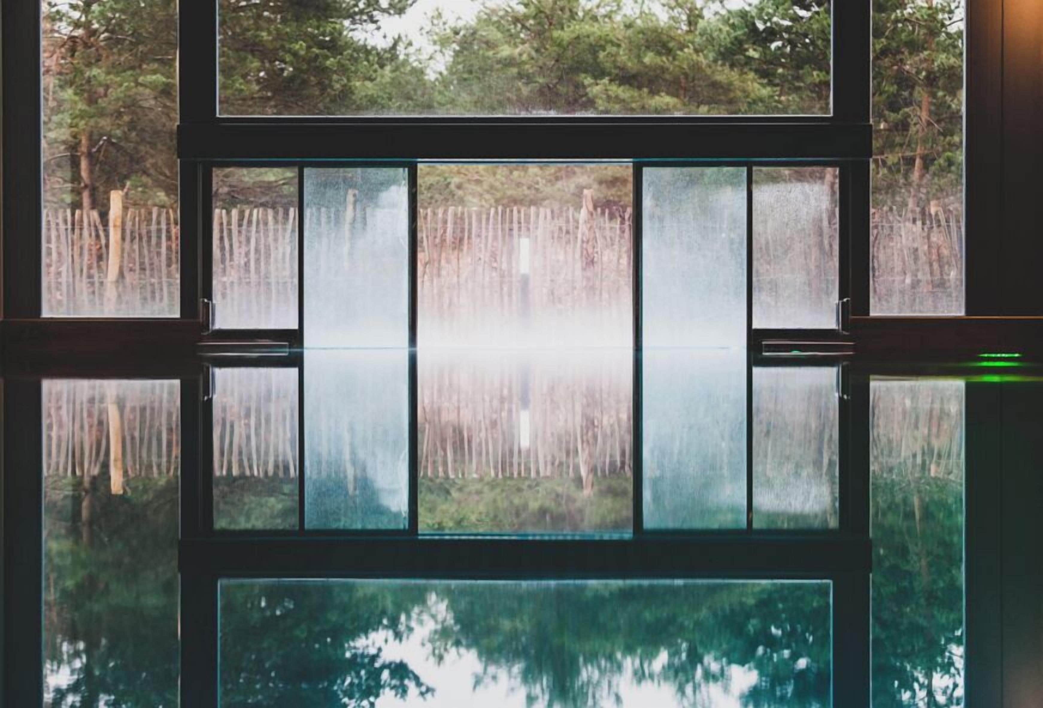 Una piscina techada, una piscina al aire libre