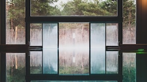 A window with a view of a forested area. - Mariandl am Meer (Binz)