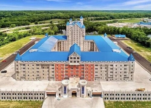 3 bedroom, 2 bath apartment. In Castle! With pool! Close to GR and lakeshore