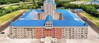 3 bedroom, 2 bath apartment. In Castle! With pool! Close to GR and lakeshore