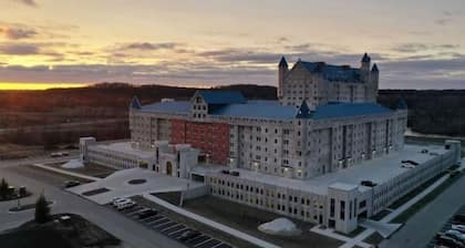 3 bedroom, 2 bath apartment. In Castle! With pool! Close to GR and lakeshore