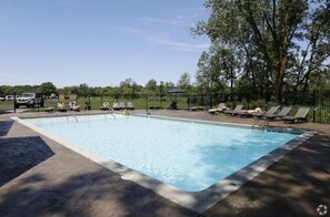 Una piscina al aire libre, una piscina climatizada