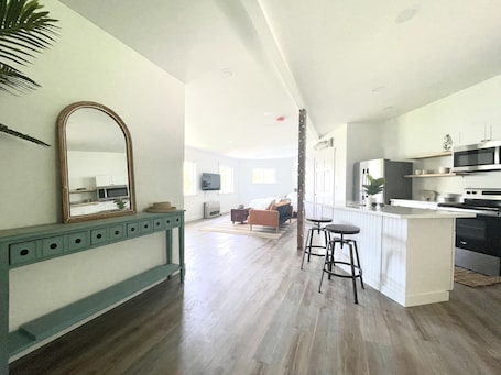 Intérieur. King size Bed Big Smile Big Sunshine 1st FL Washer&Dryer