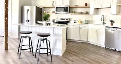 King size Bed Big Smile Big Sunshine 1st FL Washer&Dryer