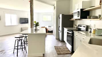 Geladeira, micro-ondas, fogão, cooktop