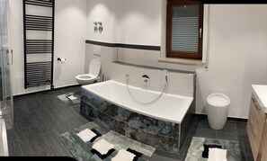 Badewanne, Haartrockner, Handtücher