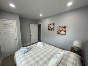 1 bedroom, iron/ironing board, travel cot, free WiFi - 5 Min Walk-Beach, Surfing, Prime Location, Wi-Fi (West Palm Beach)