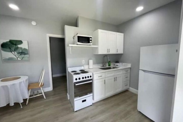 Een koelkast, een microgolfoven, een oven, een kookplaat