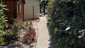 A narrow pathway leading to a building with a conical roof and a small porch. - Barcarès, ile des Pêcheurs, Mas Bord de Marina (Le Barcarès)