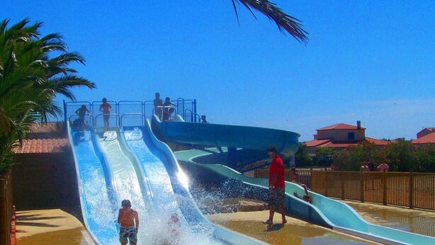 A water park with multiple water slides and a pool area. - Barcarès, ile des Pêcheurs, Mas Bord de Marina (Le Barcarès)