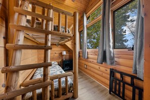 5 slaapkamers, een bureau, een strijkplank/strijkijzer, gratis wifi