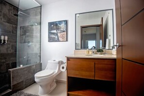 Dusche, Haartrockner, Handtücher, Seife