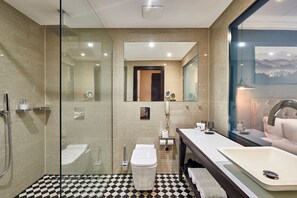 Superior Double Room with Balcony | Bathroom | Shower, rainfall showerhead, free toiletries, towels - Hotel Cortes Rambla (Barcelona)