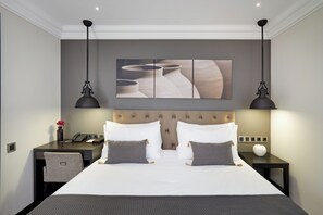 Triple Room with Terrace | Free WiFi, bed sheets - Hotel Cortes Rambla (Barcelona)