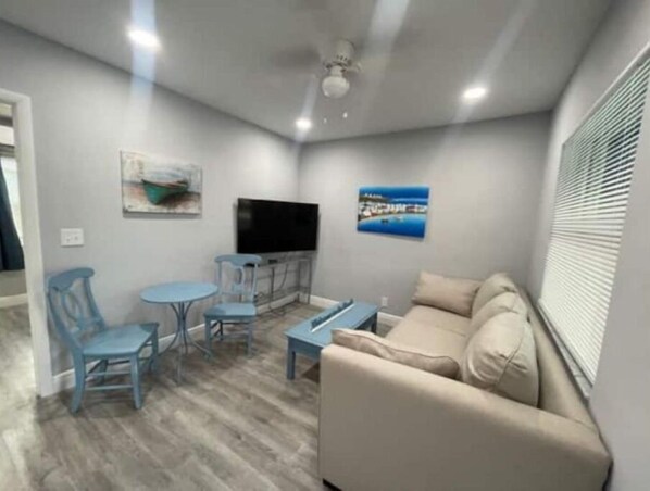 Smart TV - BBQ Grill, 5 Min Walk-Beach, Surf, Snorkel (West Palm Beach)