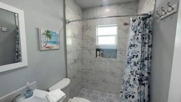 Secadora de cabello, toallas, jabón, shampoo