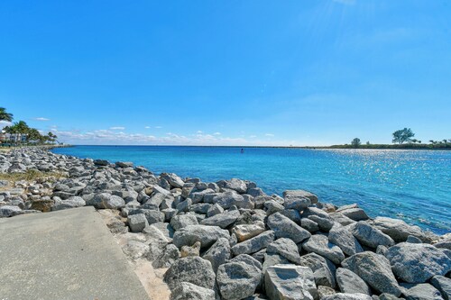 NEW BEACH LISTING, Walk-Beach, Surfing, Scuba, Close-Dining, Wi-Fi