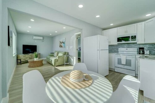 NEW BEACH LISTING-Block To The Beach, Fishing Nearby, Surfing, Chairs