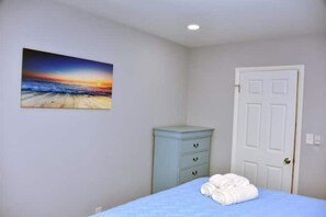 1 Schlafzimmer, Schreibtisch, Bügeleisen/Bügelbrett, Reisekinderbett