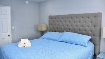 1 soverom, skrivebord, strykejern/-brett og reiseseng for barn