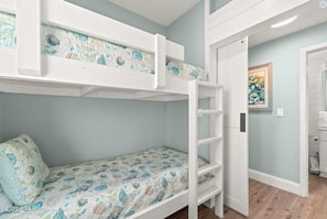 Room - 10th floor Laketown Wharf (Panama City Beach)