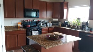 Private kitchen - 2-story, 4 bedroom, 2.5 bath furnished home in Thornton Colorado (Thornton)