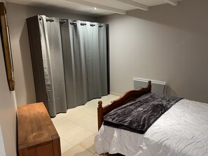 1 bedroom, iron/ironing board, free WiFi
