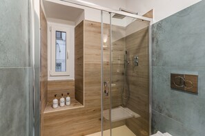 Douche, sĂšche-cheveux, serviettes fournies, savon